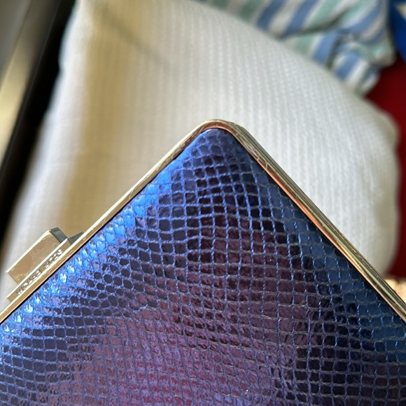 Electric blue embossed clutch - Picture 8 of 9